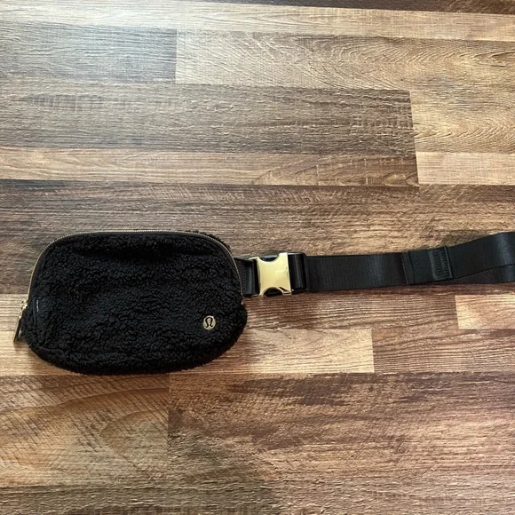 Lululemon fleece everywhere belt bag - Picture 1 of 3